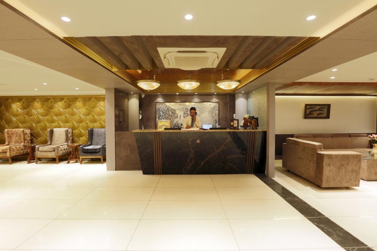Hotel Sakura By Maps Ґурґаон Екстер'єр фото